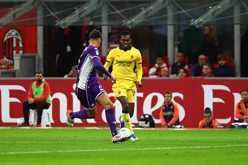 رافاييل لياو خلال مباراة ميلان وفيورنتينا